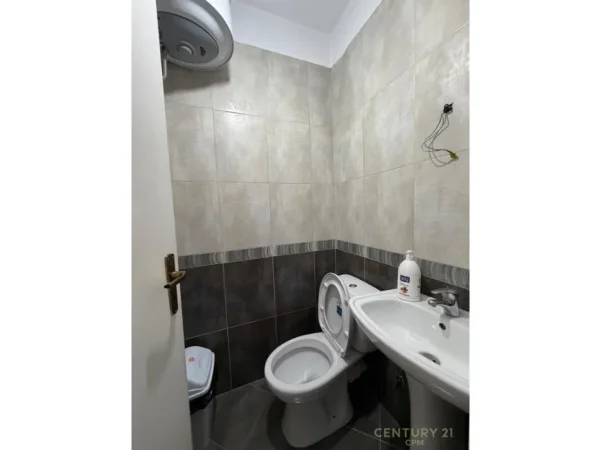 Tirane, jepet me qera zyre Kati 1, 77 m² 700 € 