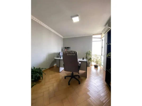 Tirane, jepet me qera zyre Kati 11, 120 m² 1.000 € 