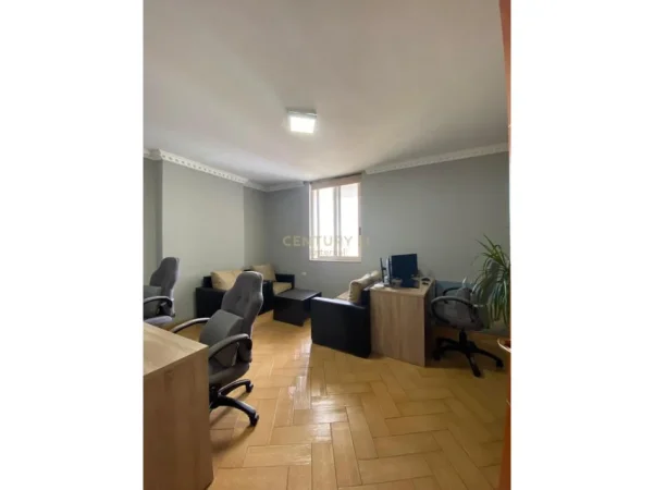 Tirane, jepet me qera zyre Kati 11, 120 m² 1.000 € 