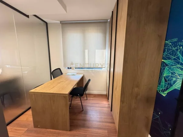 Tirane, jepet me qera ambjent biznesi Kati 1, 140 m² 1.800 € (Shallvaret)