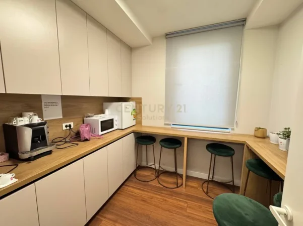 Tirane, jepet me qera ambjent biznesi Kati 1, 140 m² 1.800 € (Shallvaret)