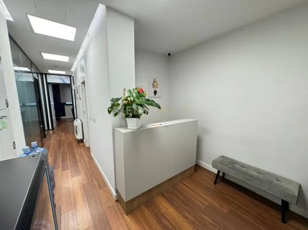 Tirane, jepet me qera ambjent biznesi Kati 1, 140 m² 1.800 € (Shallvaret)
