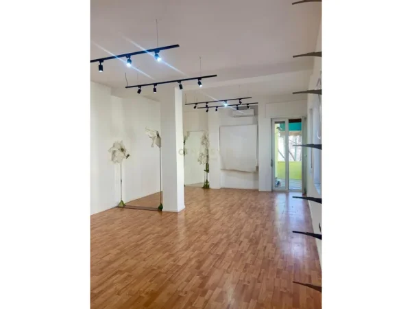 Tirane, jepet me qera ambjent biznesi Kati 3, 70 m² 800 € 