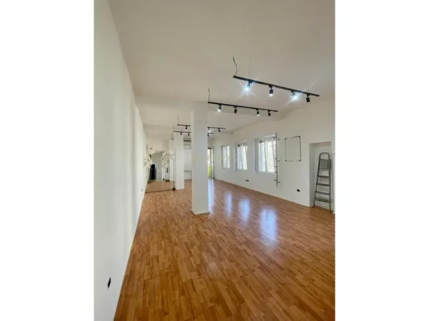 Tirane, jepet me qera ambjent biznesi Kati 3, 70 m² 800 € 