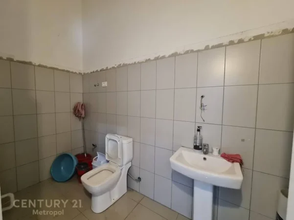 Tirane, jepet me qera ambjent biznesi Kati 1, 124 m² 2.480 € 