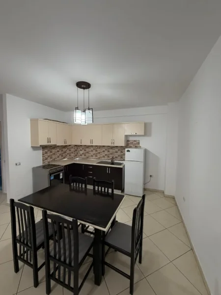 Tirane, jepet me qera apartament 2+1 , (Rr Sapri Preveza)