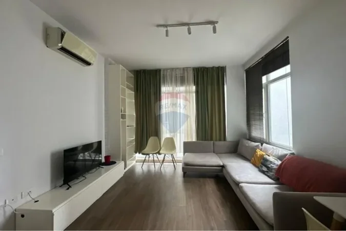Tirane, jepet me qera apartament 1+1 , 50 m² 600 € (Komune e Parisit)