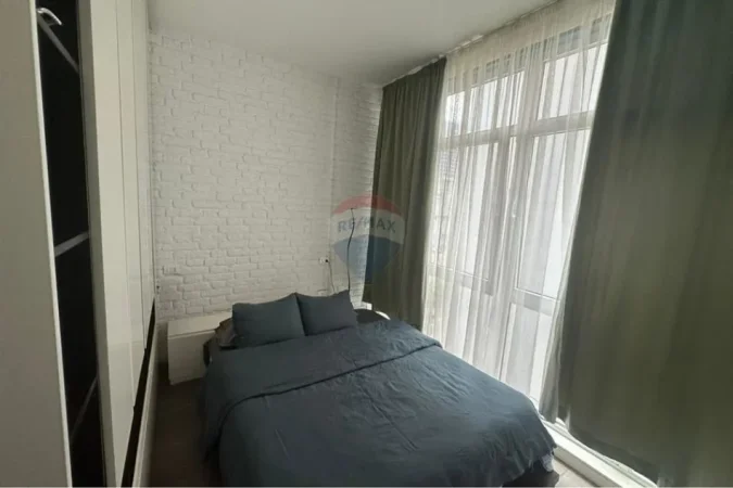 Tirane, jepet me qera apartament 1+1 , 50 m² 600 € (Komune e Parisit)