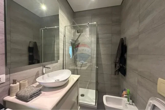 Tirane, jepet me qera apartament 1+1 , 50 m² 600 € (Komune e Parisit)