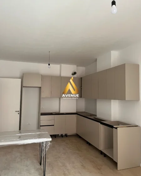 Tirane, jepet me qera apartament 1+1 Kati 3, 350 € (Rruga Osbe Kamez)