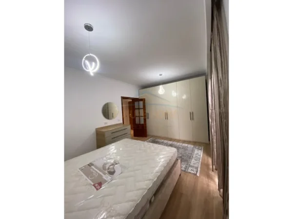 Tirane, jepet me qera apartament 1+1+Ballkon Kati 5, 98 m² 1.000 € (Rruga e Barrikadave)