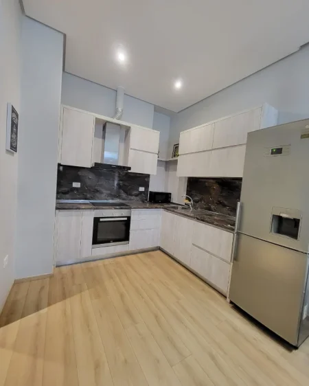 Tirane, jepet me qera apartament 1+1+Ballkon Kati 4, 76 m² 830 € (Kompleksi Delijorgji)
