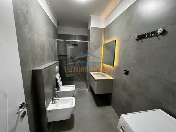 Tirane, jepet me qera apartament 1+1+Ballkon Kati 5, 62 m² 500 € (Oxhaku)