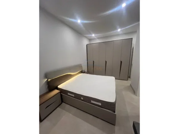 Tirane, jepet me qera apartament 2+1+2+PARKIM , Kati 1, 118 m² 800 € (DOGANA)