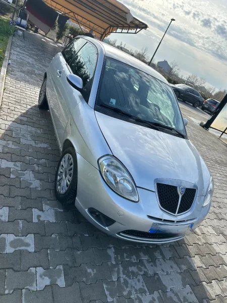 Tirane, shitet makine Lancia y 1.2 benzine manual Benzin, gri metalizato manuale Kondicioner 140.000 km 2.900 €