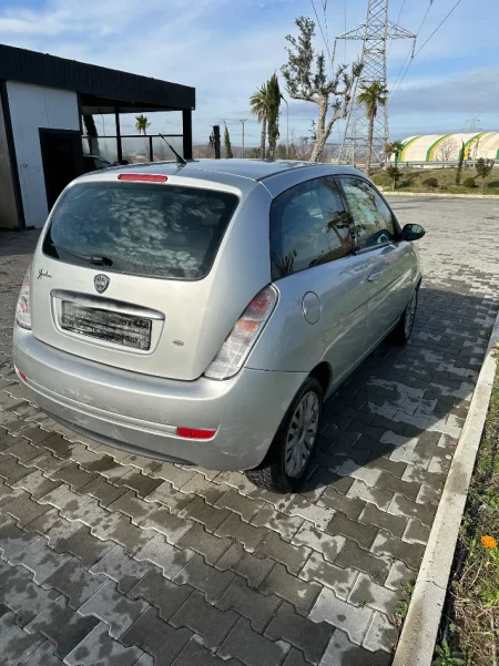 Tirane, shitet makine Lancia y 1.2 benzine manual Benzin, gri metalizato manuale Kondicioner 140.000 km 2.900 €