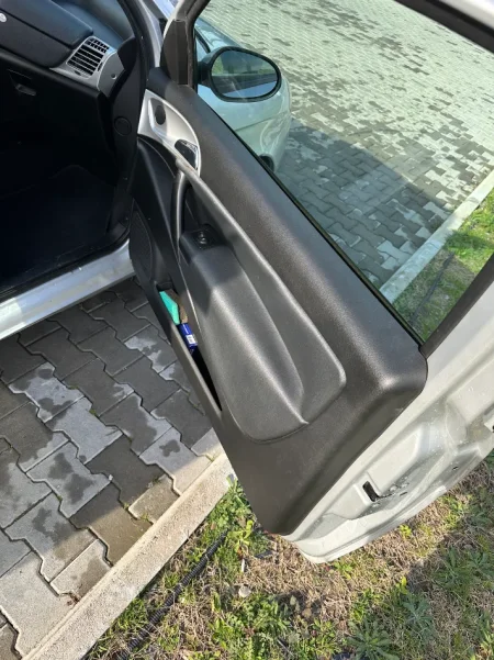 Tirane, shitet makine Lancia y 1.2 benzine manual Benzin, gri metalizato manuale Kondicioner 140.000 km 2.900 €