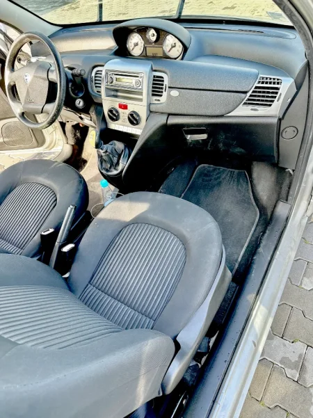 Tirane, shitet makine Lancia y 1.2 benzine manual Benzin, gri metalizato manuale Kondicioner 140.000 km 2.900 €