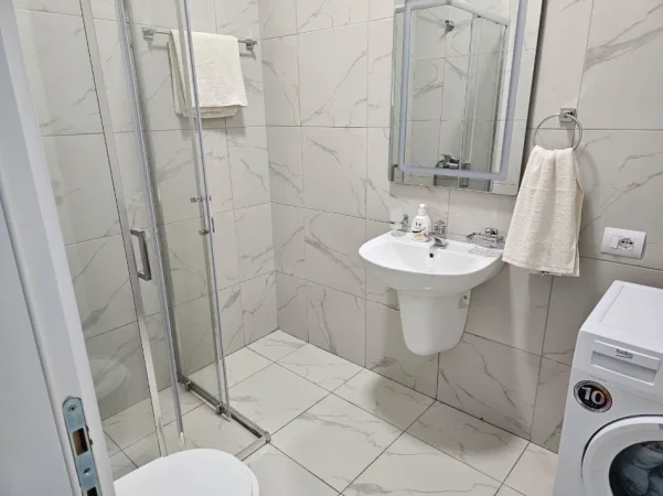 Tirane, jepet me qera apartament 2+1 Kati 1, 86 m² 700 € (Amerikan 3 , Residenca Henke)