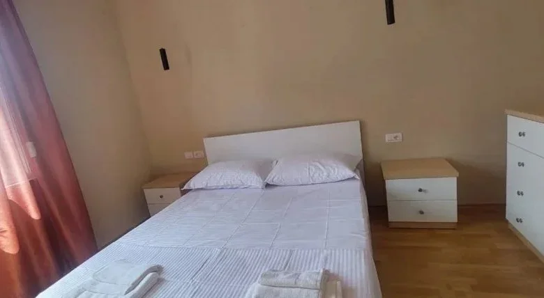 Tirane, jepet me qera apartament 1+1 Kati 4, 70 m² 600 € (Rruga e Dibres)