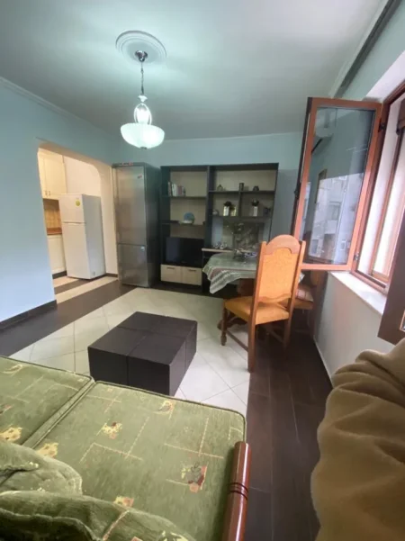 Tirane, jepet me qera apartament 1+1 Kati 3, 56 m² 500 € (Rruga e Kavajes)