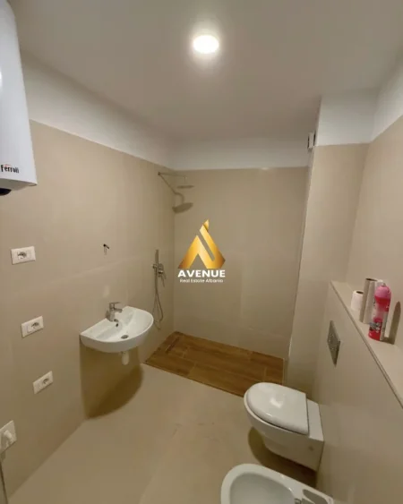 Tirane, jepet me qera ambjent biznesi Kati 3, 68 m² 500 € (KOMPLEKSI ZIRKON, TIRANË)