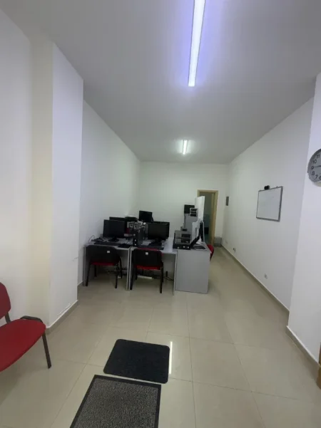 Tirane, jepet me qera ambjent biznesi Kati 0, 32 m² 400 € (Don Bosko)