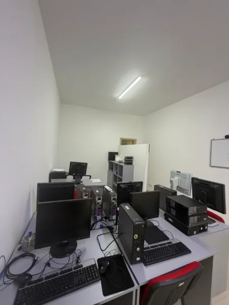 Tirane, jepet me qera ambjent biznesi Kati 0, 32 m² 400 € (Don Bosko)