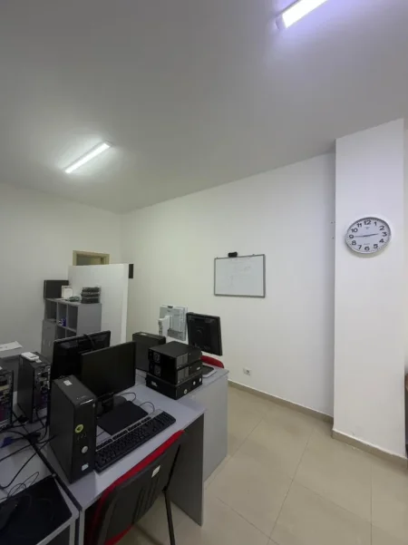 Tirane, jepet me qera ambjent biznesi Kati 0, 32 m² 400 € (Don Bosko)