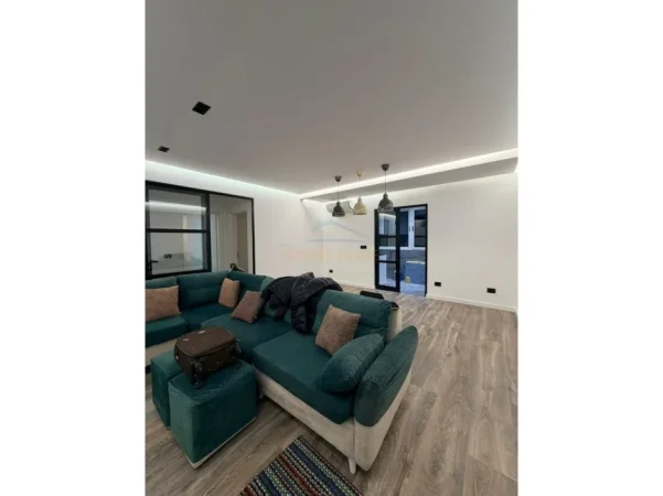 Shitet, Apartament 2+1 Laprake, Tiranë.