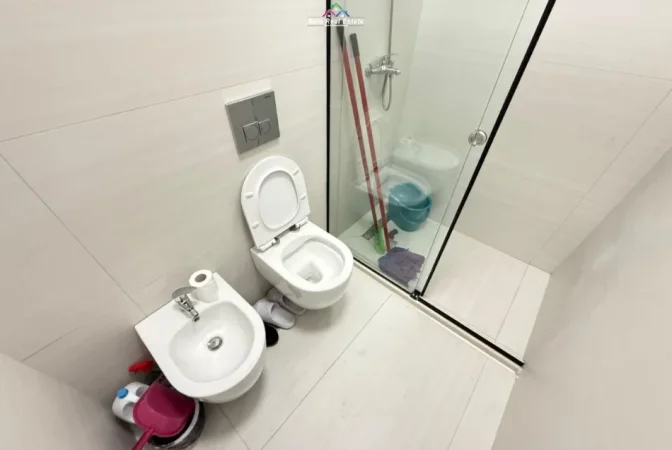 Tirane, jepet me qera apartament 2+1+Ballkon Kati 5, 85 m² 630 € (Black Stone)