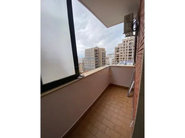 Tirane, jepet me qera apartament 1+1 Kati 5, 98 m² 1.000 € (Rruga e Barrikadave)