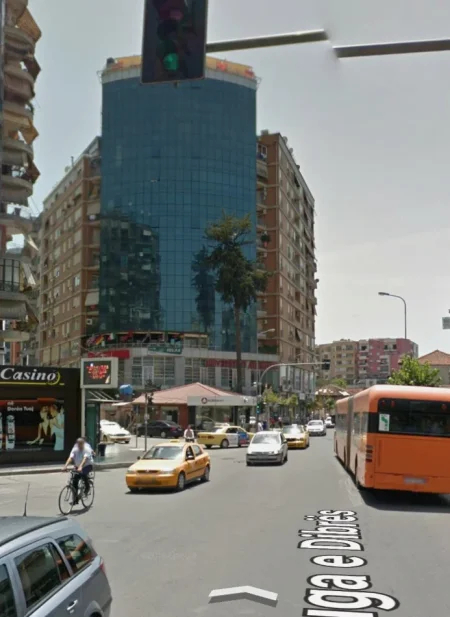 Tirane, jap me qera dyqan Kati 0, 186 m² 2.000 € (Selvia)
