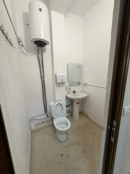 Tirane, jepet me qera ambjent biznesi Kati 2, 113 m² 