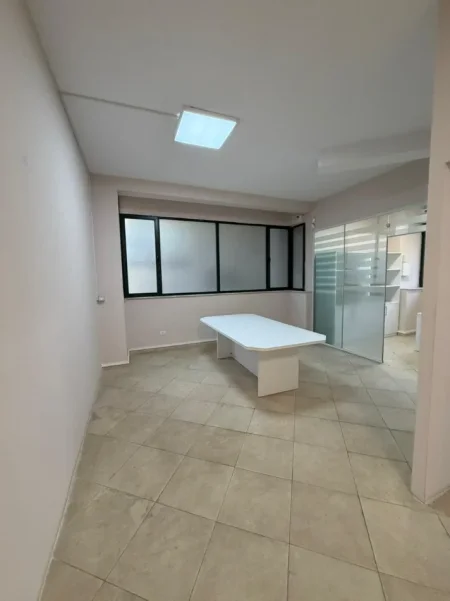 Tirane, jepet me qera ambjent biznesi Kati 2, 113 m² 