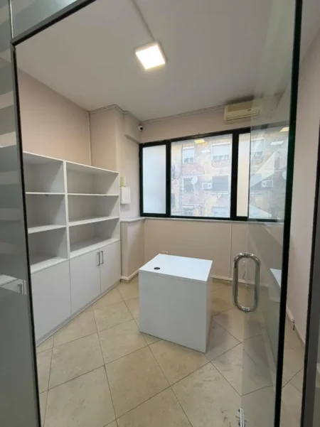 Tirane, jepet me qera ambjent biznesi Kati 2, 113 m² 