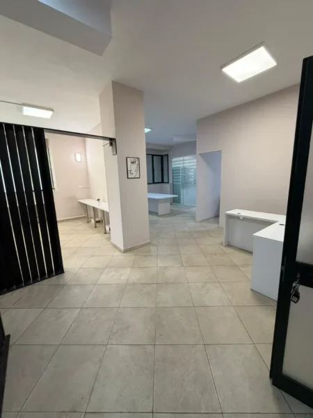 Tirane, jepet me qera ambjent biznesi Kati 2, 113 m² 