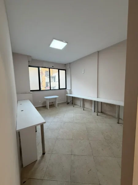 Tirane, jepet me qera ambjent biznesi Kati 2, 113 m² 