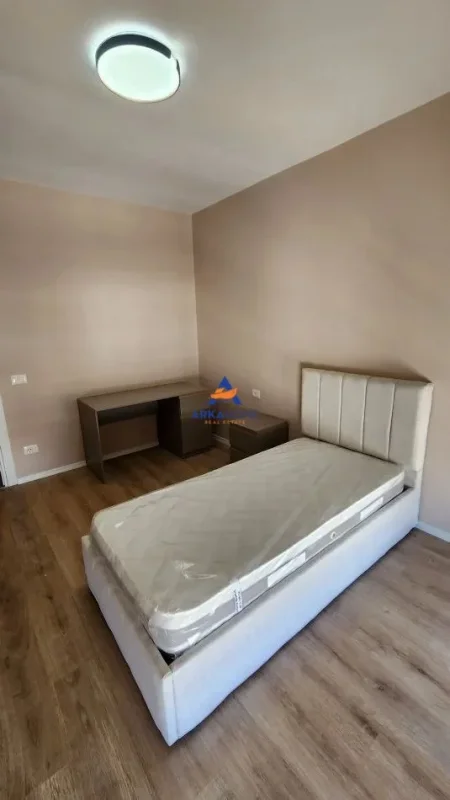 Tirane, jepet me qera apartament 1+1+Ballkon Kati 8, 92 m² 550 € 