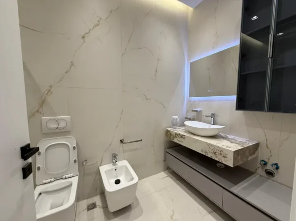 Tirane, jepet me qera ambjent biznesi , 140 m² 1.200 € (Liqeni i Thate)