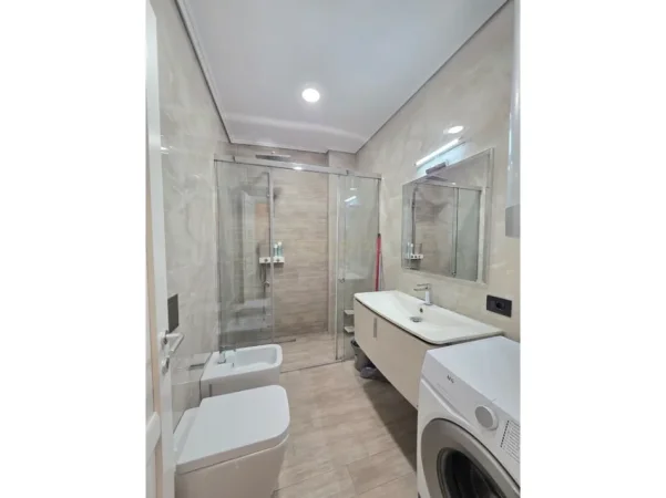 Tirane, jepet me qera apartament 2+1 Kati 6, 120 m² 1.100 € (Kompleksi Delijorgji, rruga e Kavajes)