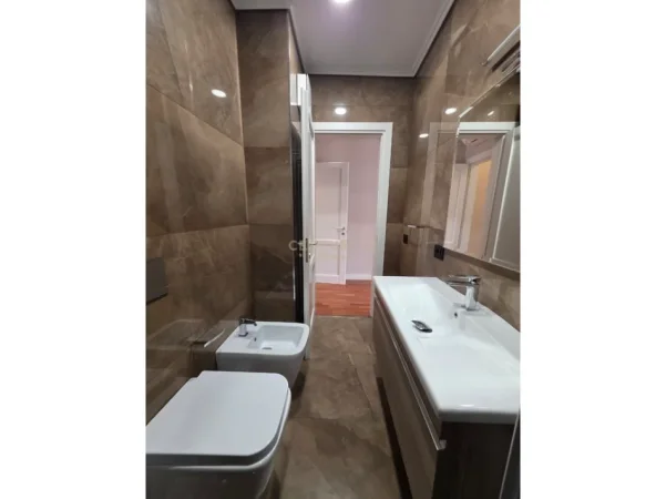 Tirane, jepet me qera apartament 2+1 Kati 6, 120 m² 1.100 € (Kompleksi Delijorgji, rruga e Kavajes)