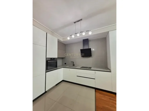Tirane, jepet me qera apartament 2+1 Kati 6, 120 m² 1.100 € (Kompleksi Delijorgji, rruga e Kavajes)