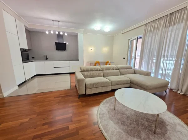 Tirane, jepet me qera apartament 2+1 Kati 6, 120 m² 1.100 € (Kompleksi Delijorgji, rruga e Kavajes)