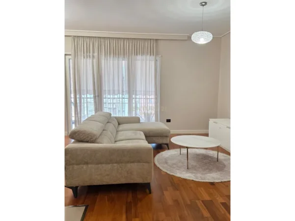 Tirane, jepet me qera apartament 2+1 Kati 6, 120 m² 1.100 € (Kompleksi Delijorgji, rruga e Kavajes)