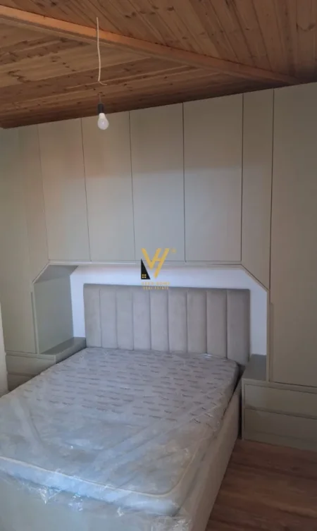 Tirane, jepet me qera apartament Dublex Kati 8, 95 m² 720 € (SHKOZE)