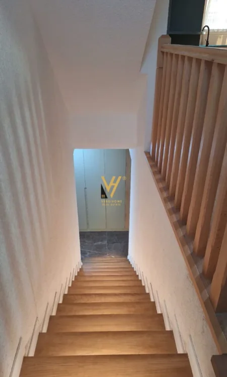 Tirane, jepet me qera apartament Dublex Kati 8, 95 m² 720 € (SHKOZE)