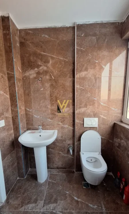 Tirane, jepet me qera apartament Dublex Kati 8, 95 m² 720 € (SHKOZE)