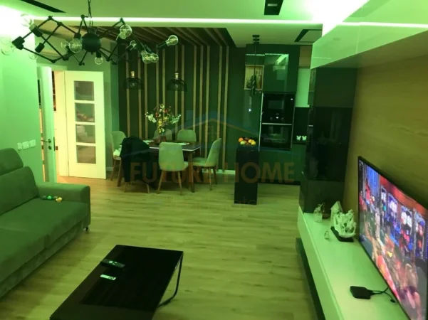 Tirane, jepet me qera apartament 2+1+Ballkon Kati 1, 145 m² 1.400 € (Libri Universitar)