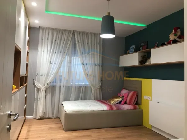 Tirane, jepet me qera apartament 2+1+Ballkon Kati 1, 145 m² 1.400 € (Libri Universitar)